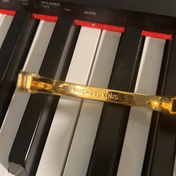 Michael Kors Bracelet 8 Inches Round 🔥 - Picture 6 of 7